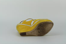Carica l&#39;immagine nel visualizzatore di Gallery, Miu Miu Zeppe in suede gialle open toe - N. 38
