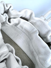 Load image into Gallery viewer, Bottega Veneta Borsa a secchiello in pelle bianca
