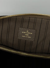 Carica l&#39;immagine nel visualizzatore di Gallery, Louis Vuitton Maxi bauletto in pelle LV tortora
