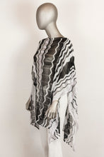 Load image into Gallery viewer, MISSONI Blusa poncho in lurex bianco e nero fantasia verticale - Tg. U
