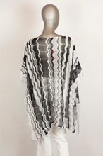 Load image into Gallery viewer, MISSONI Blusa poncho in lurex bianco e nero fantasia verticale - Tg. U
