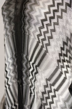 Carica l&#39;immagine nel visualizzatore di Gallery, MISSONI Blusa a poncho fantasia zig zag bianco e nero - Tg. U
