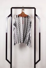 Load image into Gallery viewer, MISSONI Blusa poncho in lurex bianco e nero fantasia verticale - Tg. U
