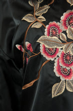 Carica l&#39;immagine nel visualizzatore di Gallery, P.A.R.O.S.H. Piumino nero con fiori ricamati e collo pelliccia - Tg. 40 -  lesleyluxuryvintage
