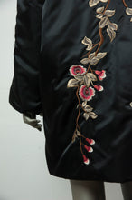 Carica l&#39;immagine nel visualizzatore di Gallery, P.A.R.O.S.H. Piumino nero con fiori ricamati e collo pelliccia - Tg. 40 -  lesleyluxuryvintage
