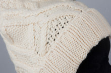 Load image into Gallery viewer, Gucci Cappello in maglia lana color panna con logo argento -  lesleyluxuryvintage
