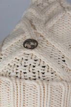 Load image into Gallery viewer, Gucci Cappello in maglia lana color panna con logo argento -  lesleyluxuryvintage
