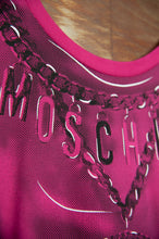 Load image into Gallery viewer, Moschino T-shirt Fucsia stampa logo e catene - Tg. L -  lesleyluxuryvintage
